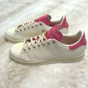 NEVER WORN Adidas Stan Smith sneakers// US Size 8 Color: off white & rose pink.